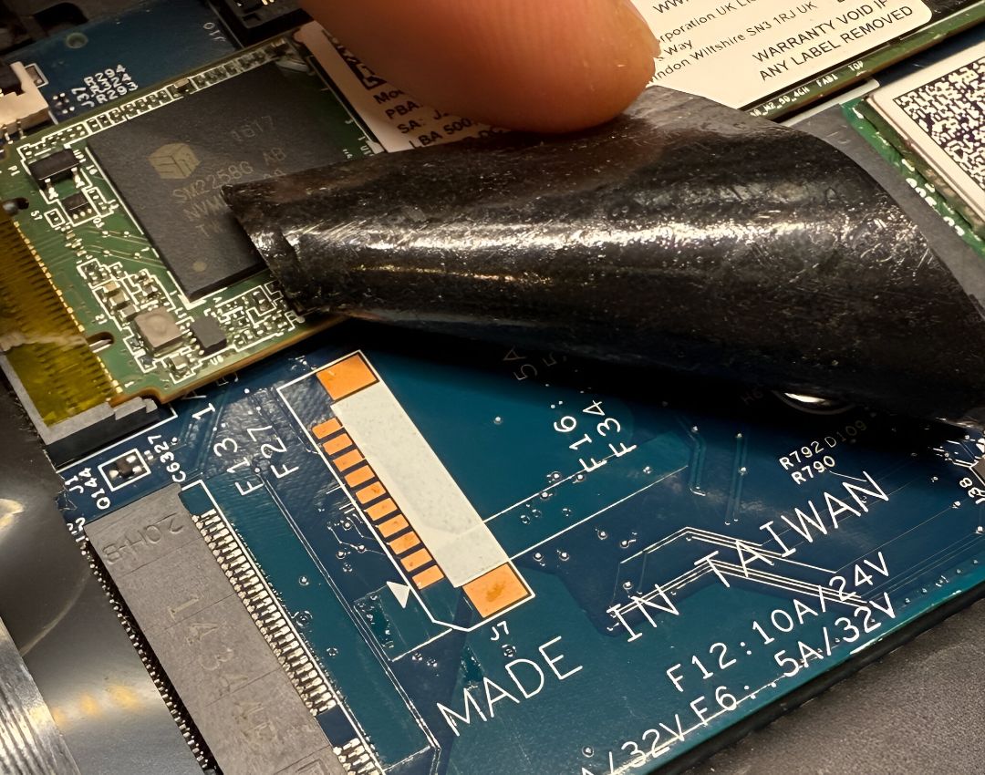 Anakart üzerindeki LPC debug header.