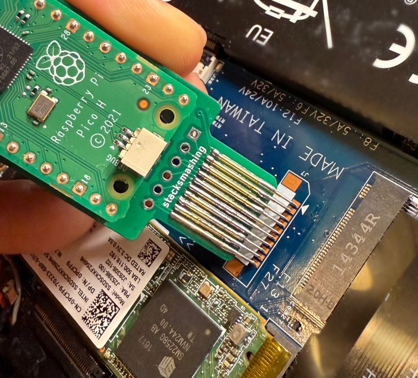 Devre kartının debug header üzerine temas ettirilmesi.